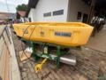 Distribuídor tatu de Adubo e Sementes DCA 1200 Ls semi nova Imagem Distribuídor tatu de Adubo e Sementes DCA 1200 Ls semi nova