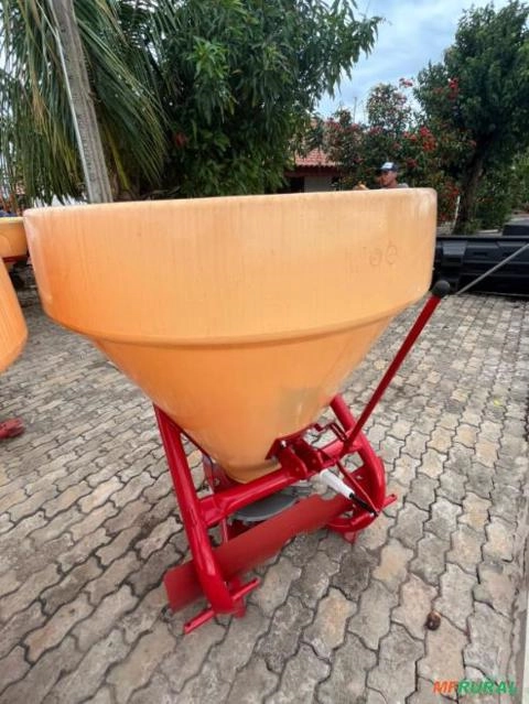 Adubadeira e Semeadeira Giro 600 Vicon nova Imagem Adubadeira e Semeadeira Giro 600 Vicon nova