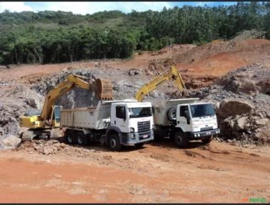 Execução de serviços de terraplanagem, desmonte de rocha e limpeza de túneis