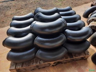 Curvas de Aço Carbono com diâmetros de 4, 6 e 8 polegada. Imagem Curvas de Aço Carbono com diâmetros de 4, 6 e 8 polegada.