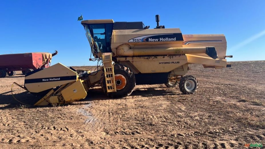 Colhedeira Tc 57 ano 2006 Imagem Colhedeira Tc 57 ano 2006