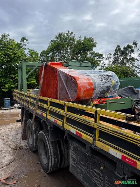 Picador de madeira 600 x 350 com esteira de eletrocardiograma-ima Imagem Picador de madeira 600 x 350 com esteira de eletrocardiograma-ima