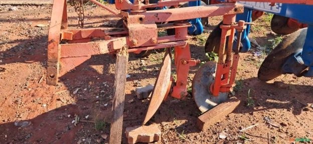 Arado Lavrale Reversivel para o Trator Agrale 4100 Imagem Arado Lavrale Reversivel para o Trator Agrale 4100