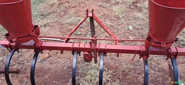 CULTIVDOR ADUBADOR DE COBERTURA COM MOLAS Imagem CULTIVDOR ADUBADOR DE COBERTURA COM MOLAS