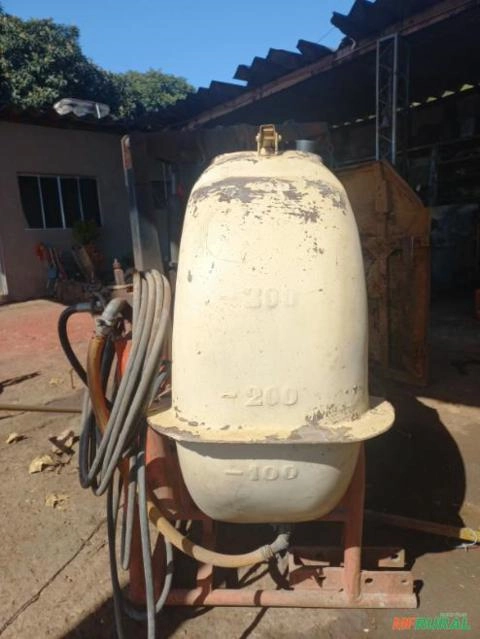 PULVERIZADOR HIDRÁULICO 400 LITROS KO COM MANGUEIRA Imagem PULVERIZADOR HIDRÁULICO 400 LITROS KO COM MANGUEIRA