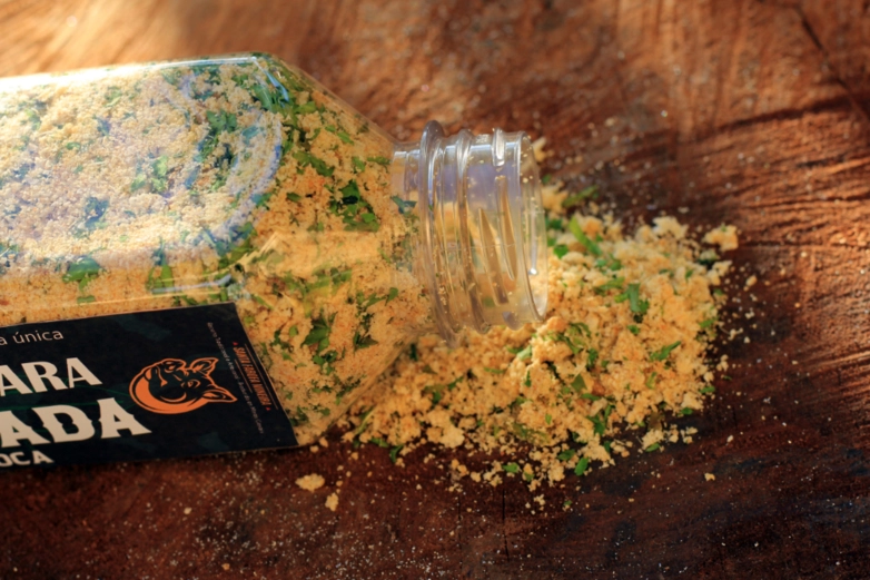 Farofa com um toque mineiro na garrafinha! CROCÂNCIA ÚNICA - DIRETO DO FABRICANTE Imagem Farofa com um toque mineiro na garrafinha! CROCÂNCIA ÚNICA - DIRETO DO FABRICANTE