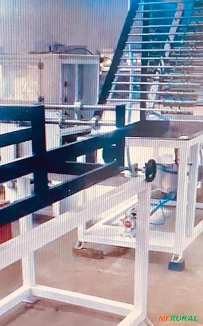 Imagem MÁQUINA PARA FABRICAÇÃO DE CANTONEIRAS DE PAPELÃO Imagem MÁQUINA PARA FABRICAÇÃO DE CANTONEIRAS DE PAPELÃO