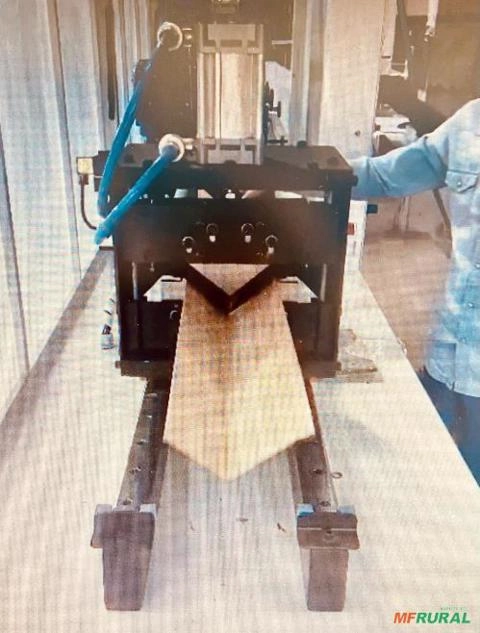 Imagem MÁQUINA PARA FABRICAÇÃO DE CANTONEIRAS DE PAPELÃO Imagem MÁQUINA PARA FABRICAÇÃO DE CANTONEIRAS DE PAPELÃO