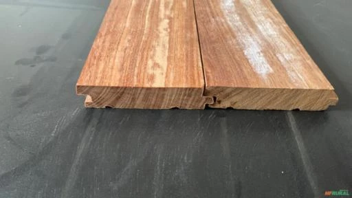 Asoalho de madeira maciça