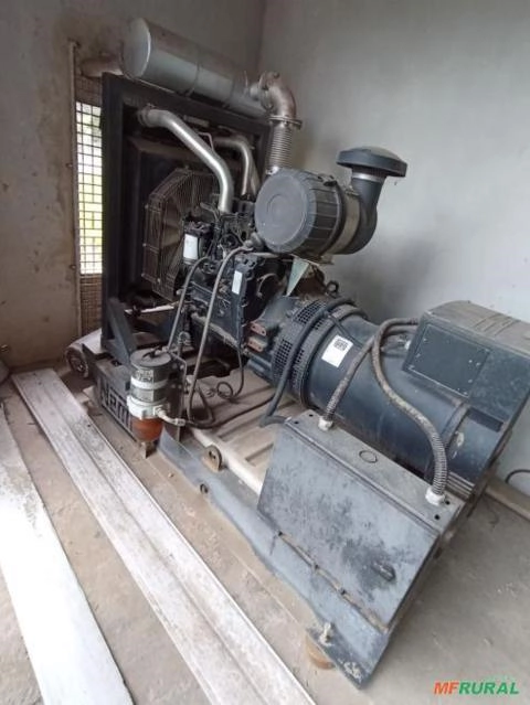 GERADOR DE ENERGIA 140/150 KVA/ ANO 2014/ HRA DE USO:OPERADO SOMENTE EM (EMERGÊNCIAS)/ C/ (Q.T.A) Imagem GERADOR DE ENERGIA 140/150 KVA/ ANO 2014/ HRA DE USO:OPERADO SOMENTE EM (EMERGÊNCIAS)/ C/ (Q.T.A)