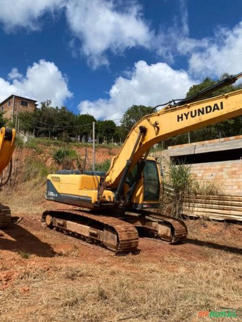ESCAVADEIRA HYUNDAI MODELO 220 LC Ano 2014 Imagem ESCAVADEIRA HYUNDAI MODELO 220 LC Ano 2014