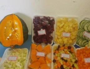 Verduras e frutas na bandeja