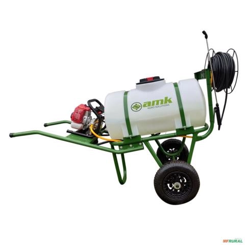 Pulverizador 100 litros Motor Gasolina 2 tempos -  Versões Equipamento: Enrolador com mangueira de 50 metros 5/16 lança com 1 bico Imagem Pulverizador 100 litros Motor Gasolina 2 tempos -  Versões Equipamento: Enrolador com mangueira de 50 metros 5/16 lança com 1 bico