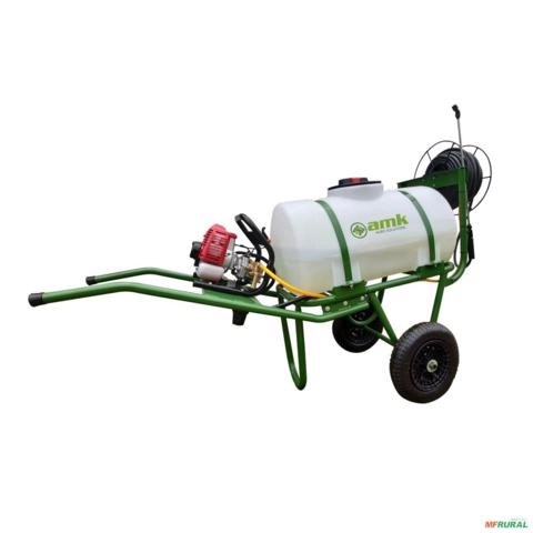 Imagem Pulverizador 100 litros Motor Gasolina 2 tempos -  Versões Equipamento: Enrolador com mangueira de 50 metros 5/16 lança com 1 bico Imagem Pulverizador 100 litros Motor Gasolina 2 tempos -  Versões Equipamento: Enrolador com mangueira de 50 metros 5/16 lança com 1 bico