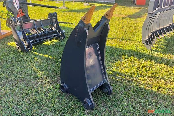 Gancho de Destoca para Escavadeira Hidráulica – Peso Ajustável Imagem Gancho de Destoca para Escavadeira Hidráulica – Peso Ajustável