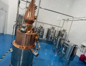 Destilaria  com capacidade de produzir 70.000 litros por ano