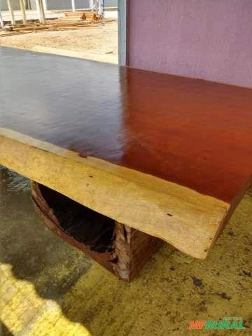 Mesa de madeira rústica