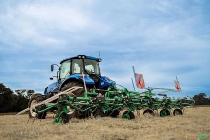 ESPALHADOR DE FORRAGEM/FENO SAMASZ P6-771 7,70m Imagem ESPALHADOR DE FORRAGEM/FENO SAMASZ P6-771 7,70m