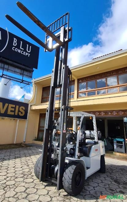 Imagem Empilhadeira Marca TCM Imagem Empilhadeira Marca TCM