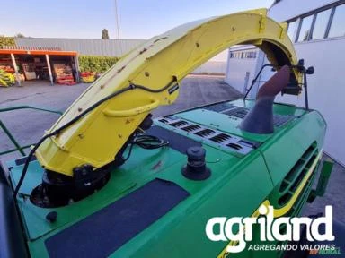 Forrageira John Deere 7380 incluindo plataforma Kemper 360 Plus de 6 metros