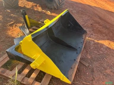 Concha para trator com pistão e engate Imagem Concha para trator com pistão e engate