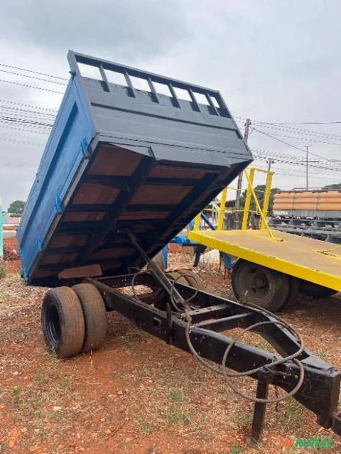 Carretinha /caçamba basculante forrageira filipada Imagem Carretinha /caçamba basculante forrageira filipada