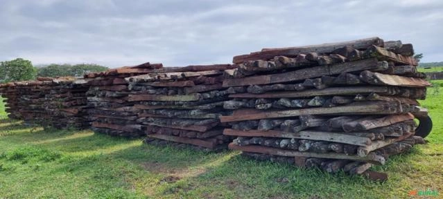 Lascas de aroeira de cerca de demolição Imagem Lascas de aroeira de cerca de demolição