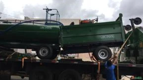 CARRETA AGRICOLA basculante, em chapa metálica com rodas e pneus, capacidade de 5000 Kgs