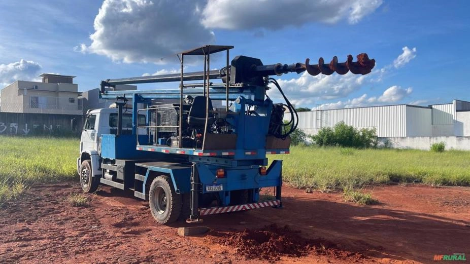 CAMINHÃO PERFURATRIZ Imagem CAMINHÃO PERFURATRIZ