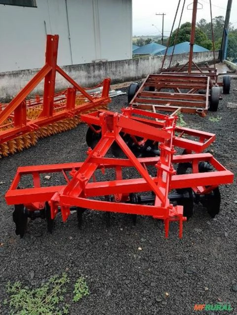 GRADE ARADORA HIDRÁULICA LEVE, COM 16 DISCOS DE 18" ESPAÇAMENTO ENTRE DISCOS DE 230 MM Imagem GRADE ARADORA HIDRÁULICA LEVE, COM 16 DISCOS DE 18" ESPAÇAMENTO ENTRE DISCOS DE 230 MM