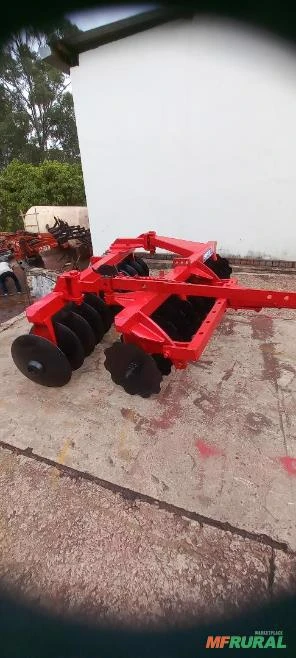 GRADE NIVELADORA MARCA TATU MARCHESAN COM 24 DISCOS DE 20" MANCAIS ROLAMENTO ÓLEO