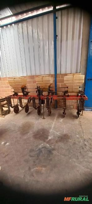 CULTIVADOR E ADUBADOR DE PLANTIO DIRETO MARCA TATU MARCHESA CPD 3 DEPÓCITOS DUPLO 6 CONJ. DE DISCOS Imagem CULTIVADOR E ADUBADOR DE PLANTIO DIRETO MARCA TATU MARCHESA CPD 3 DEPÓCITOS DUPLO 6 CONJ. DE DISCOS