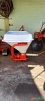Calcareadeira e adubadeira Jan Lancer 600, distribui também semente a lanço Imagem Calcareadeira e adubadeira Jan Lancer 600, distribui também semente a lanço