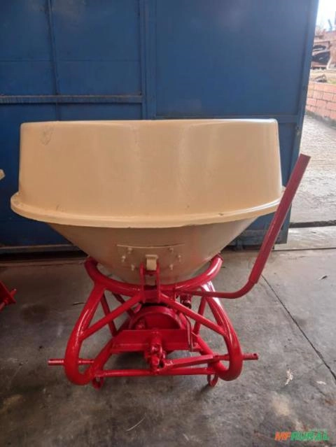 DISTRIBUIDOR DE ADUBO, CALCÁREO E SEMENTE MARCA VICON MODELO PS600 PENDULAR Imagem DISTRIBUIDOR DE ADUBO, CALCÁREO E SEMENTE MARCA VICON MODELO PS600 PENDULAR