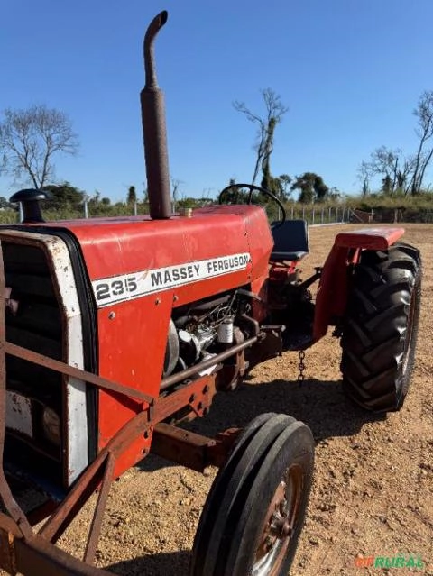 TRATOR AGRÍCOLA MF235 Imagem TRATOR AGRÍCOLA MF235