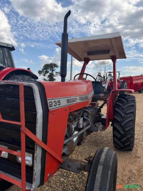 TRATOR AGRÍCOLA MF235 Imagem TRATOR AGRÍCOLA MF235