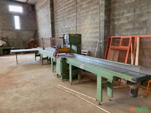 Maquina de corte de Madeira semi automática Imagem Maquina de corte de Madeira semi automática