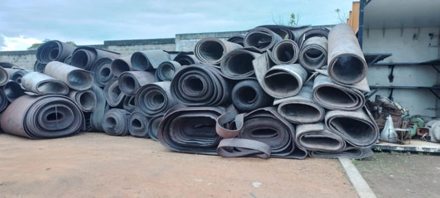 Correias transportadoras com alma de aço, Roletes, Tubos, Mangote Flutuante, Trilhos ferroviários Imagem Correias transportadoras com alma de aço, Roletes, Tubos, Mangote Flutuante, Trilhos ferroviários