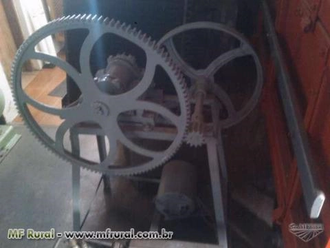 Moenda semi industrial com motor usada Imagem Moenda semi industrial com motor usada