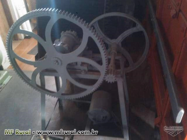 Moenda semi industrial com motor usada Imagem Moenda semi industrial com motor usada