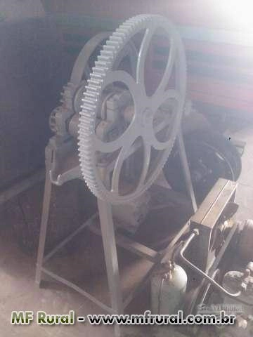 Imagem Moenda semi industrial com motor usada Imagem Moenda semi industrial com motor usada