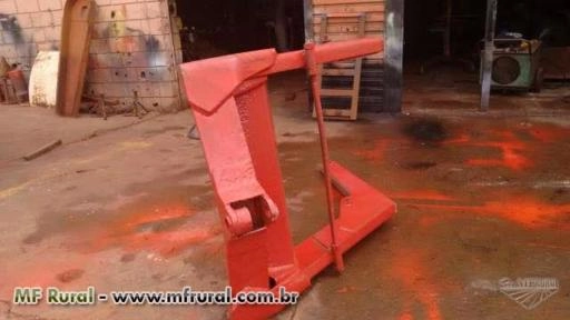 Plaina agrícola dianteira do MF 265/275/290, comando independente, marca Tatu Imagem Plaina agrícola dianteira do MF 265/275/290, comando independente, marca Tatu