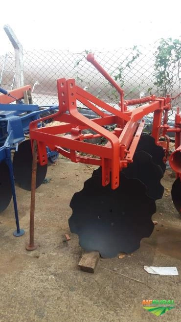 Arado reversível 3x26 com bacias recortada. Imagem Arado reversível 3x26 com bacias recortada.