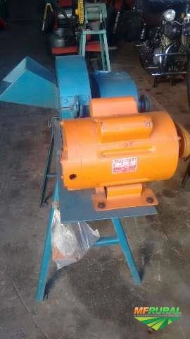 Imagem Triturador e picador usado, com motor 2 cv monofásico Imagem Triturador e picador usado, com motor 2 cv monofásico