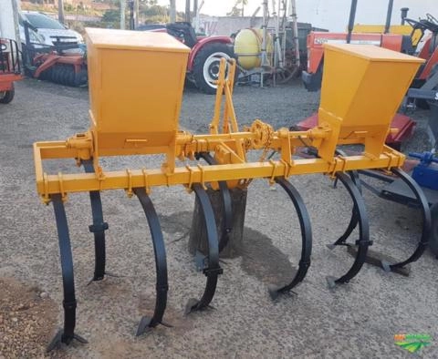 Imagem Cultivador / Adubador de milho , tatu, 3 ruas, 9 enxadas Imagem Cultivador / Adubador de milho , tatu, 3 ruas, 9 enxadas
