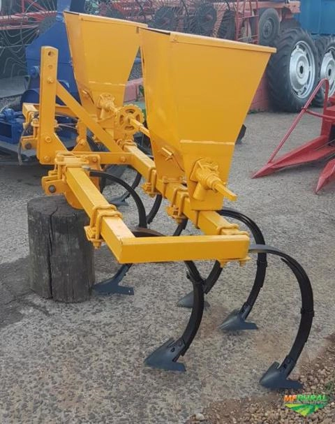 Imagem Cultivador / Adubador de milho , tatu, 3 ruas, 9 enxadas Imagem Cultivador / Adubador de milho , tatu, 3 ruas, 9 enxadas