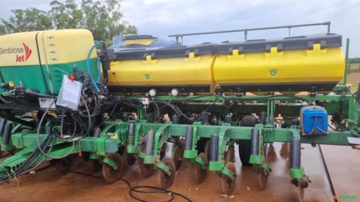 Plantadeira Jonh Deere 2117 CCS 15 linhas