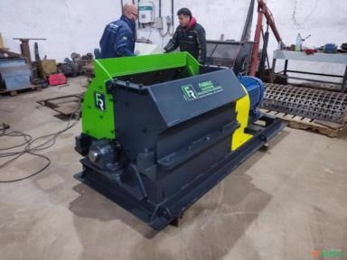 TRITURADOR DE RESÍDUOS DE MADEIRA PARA FORMAR O BLEND Imagem TRITURADOR DE RESÍDUOS DE MADEIRA PARA FORMAR O BLEND