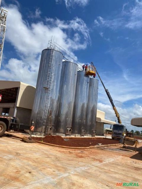 Tanques Armazenamento de Líquido Imagem Tanques Armazenamento de Líquido