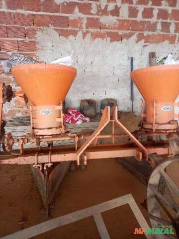 Sulcador 2 linhas com adubadeiras Imagem Sulcador 2 linhas com adubadeiras